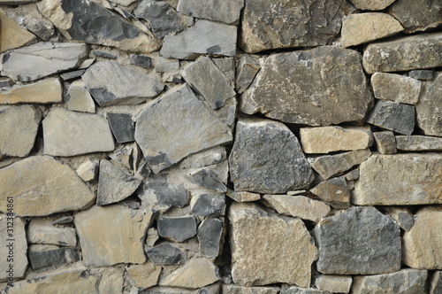 Texture di muro di sassi multicolori con crepa centrale