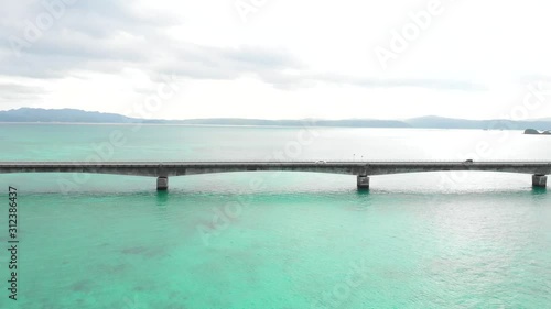 海を跨ぐ古宇利大橋をドローンで空撮