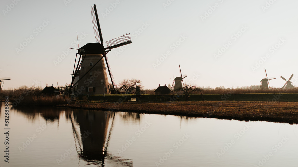 Moulins à vent dans la campagne Hollandaise