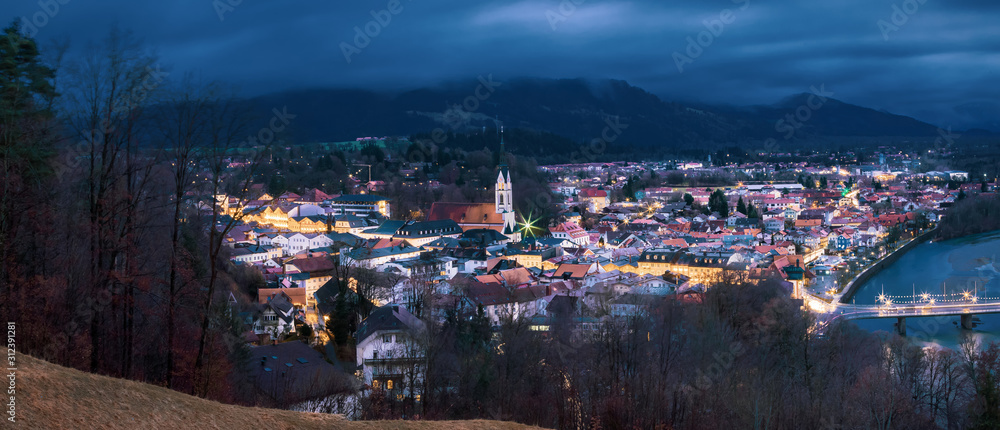 Φωτογραφία Bad Tolz, Bavaria, Germany - Evening Hillside View of the Bavarian Town Bad Tolz