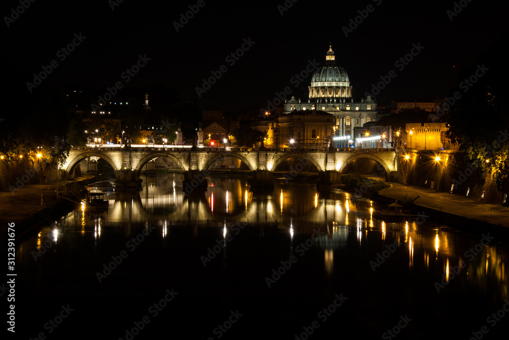 Ponte Sant'Angelo e San Pietro di notte