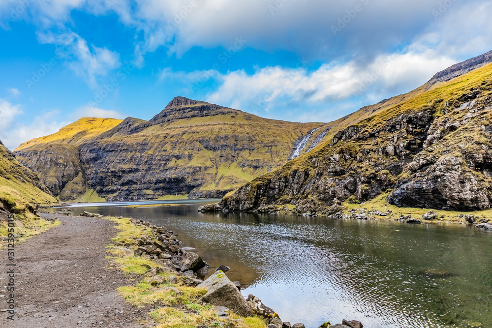 Fototapeta premium Ut a Lonna - the route from the village Saksun at Streymoy