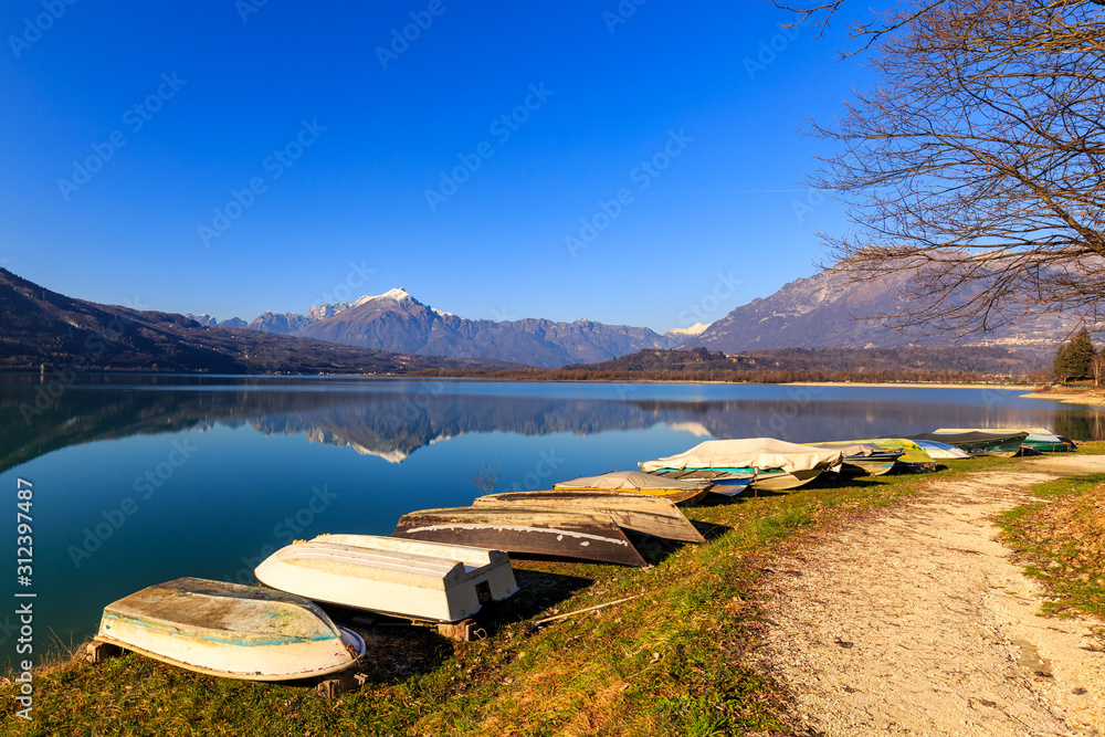 Barche in in riva al lago di Santa Croce, Farra d'Alpago, Dolomiti Bellunesi