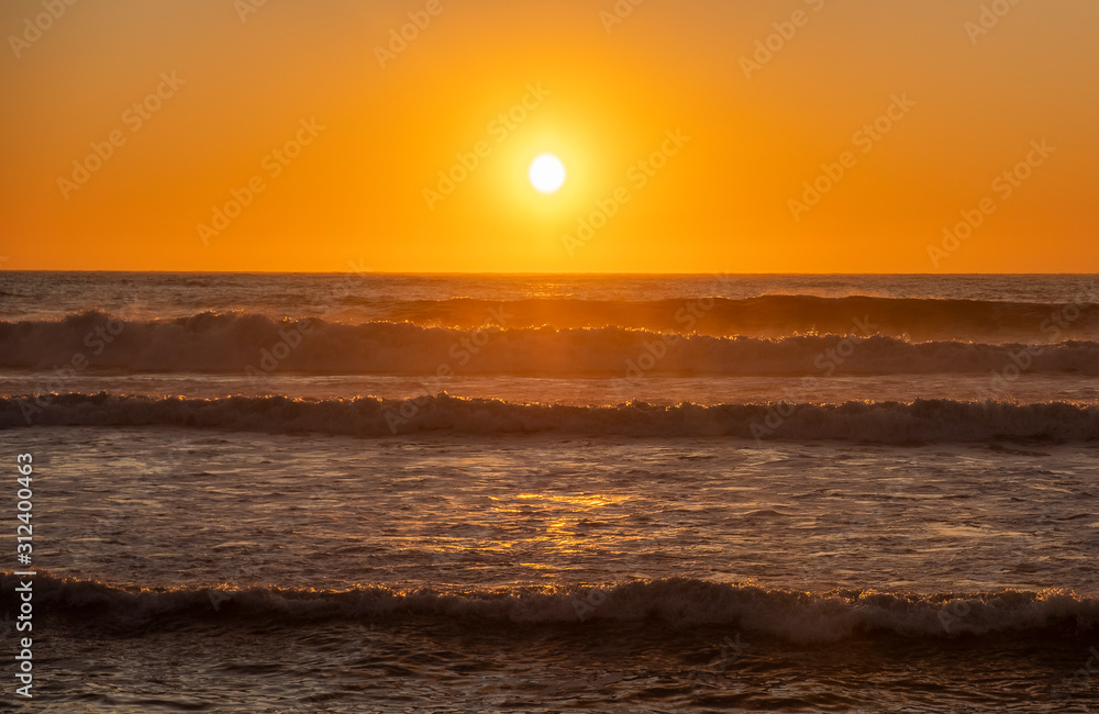 Pôr do sol no oceano com ondas