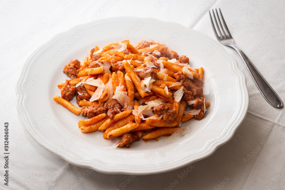 Garganelli con sugo alla bolognese, Pasta Italiana Garganelli con sugo alla bolognese, Pasta Italiana
