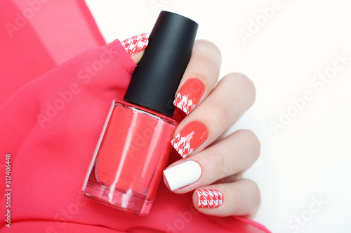 Red manicure with a white houndstooth print