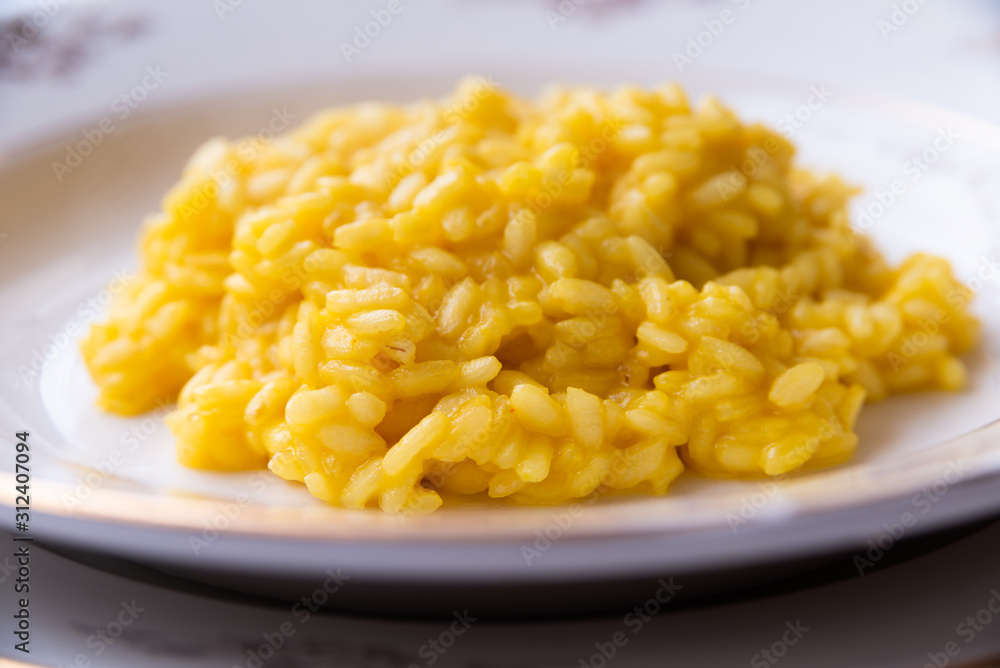 Primo piatto di risotto allo zafferano, Cucina Italiana Primo piatto di risotto allo zafferano, Cucina Italiana