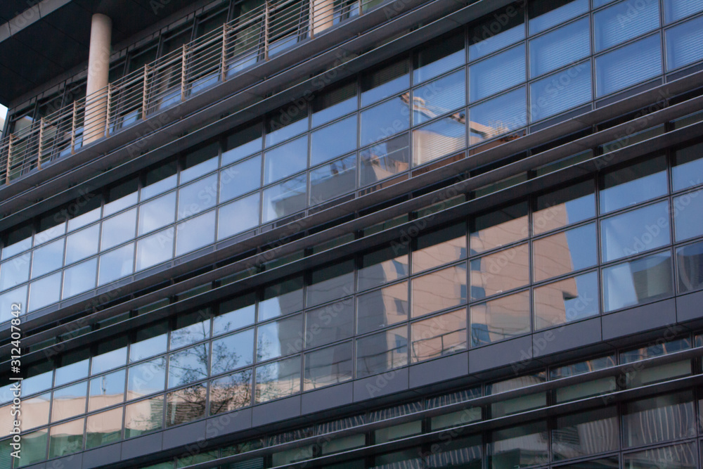 Glasfassade und Fenster vom Bürogebäude in Düsseldorf im Medienhafen, moderner Stadtteil bei Sonnenuntergang