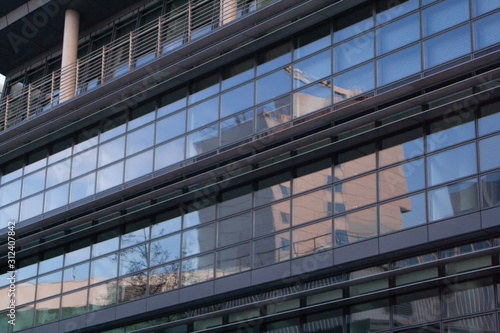 Glasfassade und Fenster vom Bürogebäude in Düsseldorf im Medienhafen, moderner Stadtteil bei Sonnenuntergang