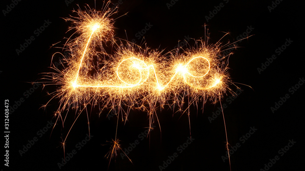 Love, Liebe geschrieben mit einer Wunderkerze, Leuchtschrift funkelt Love, Liebe geschrieben mit einer Wunderkerze, Leuchtschrift funkelt