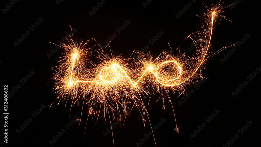 Love, Liebe geschrieben mit einer Wunderkerze, Leuchtschrift funkelt Love, Liebe geschrieben mit einer Wunderkerze, Leuchtschrift funkelt