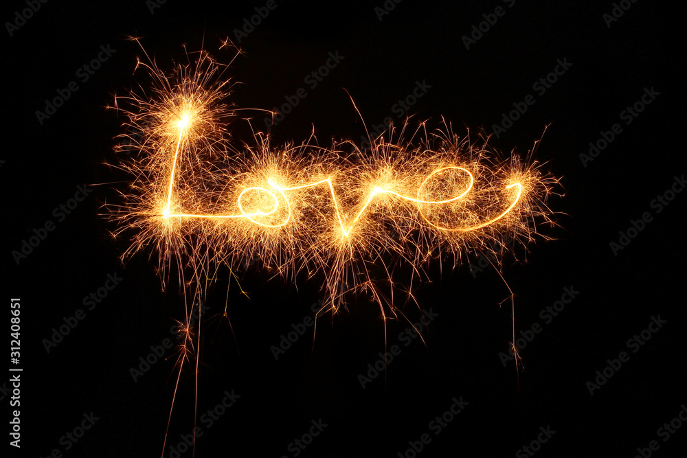 Love, Liebe geschrieben mit einer Wunderkerze, Leuchtschrift funkelt Love, Liebe geschrieben mit einer Wunderkerze, Leuchtschrift funkelt