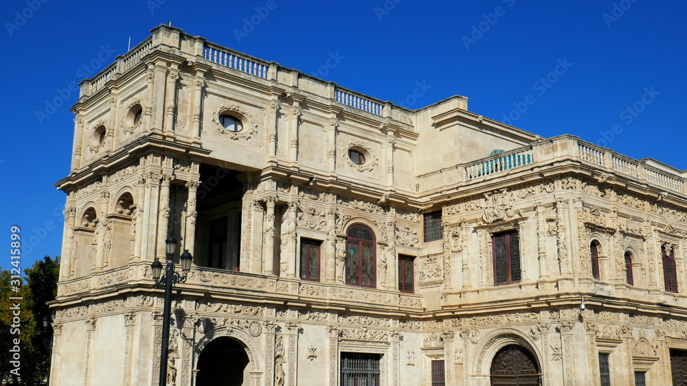 herrlich verziertes Rathaus im Renaissancestil in Sevilla vor tiefblauem Himmel