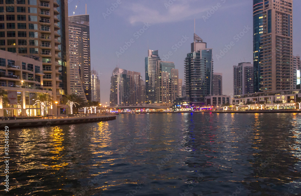 Fototapeta premium Nocny widok dzielnicy Dubai Marina w Dubaju