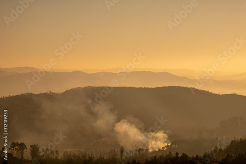 Bonita paisagem quente com montanhas