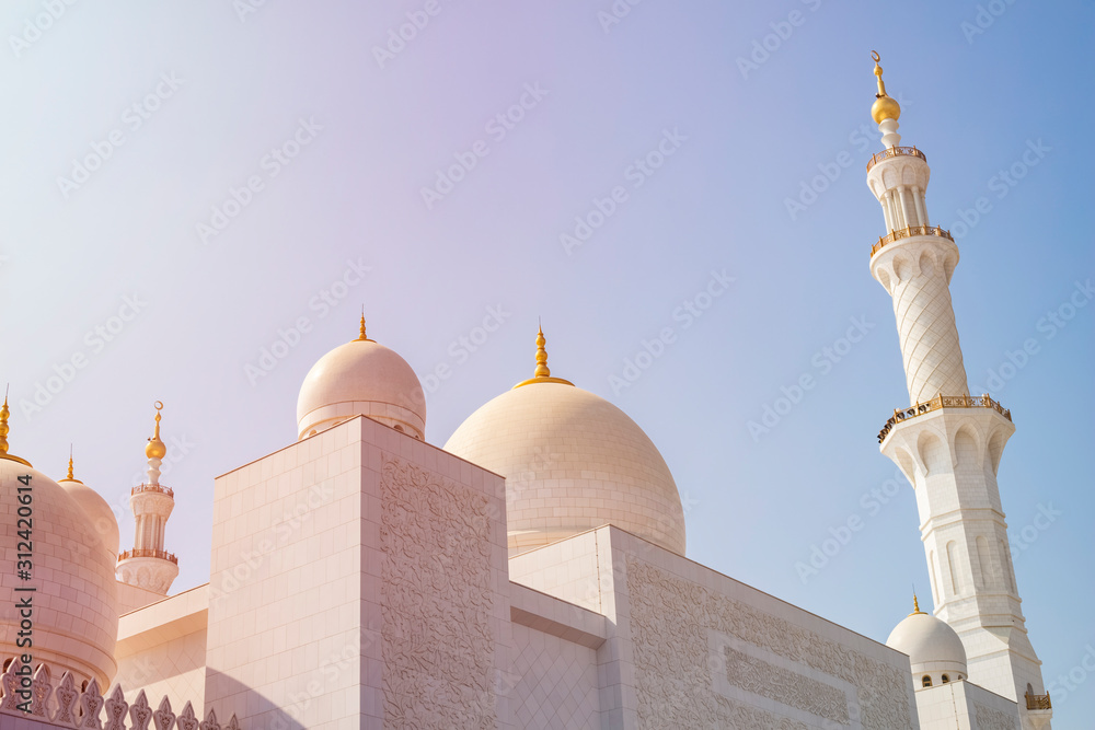 Obraz premium View of the beautiful Sheikh Zayed Grand Mosque, Abu Dhabi on a sunny day, United Arab Emirates