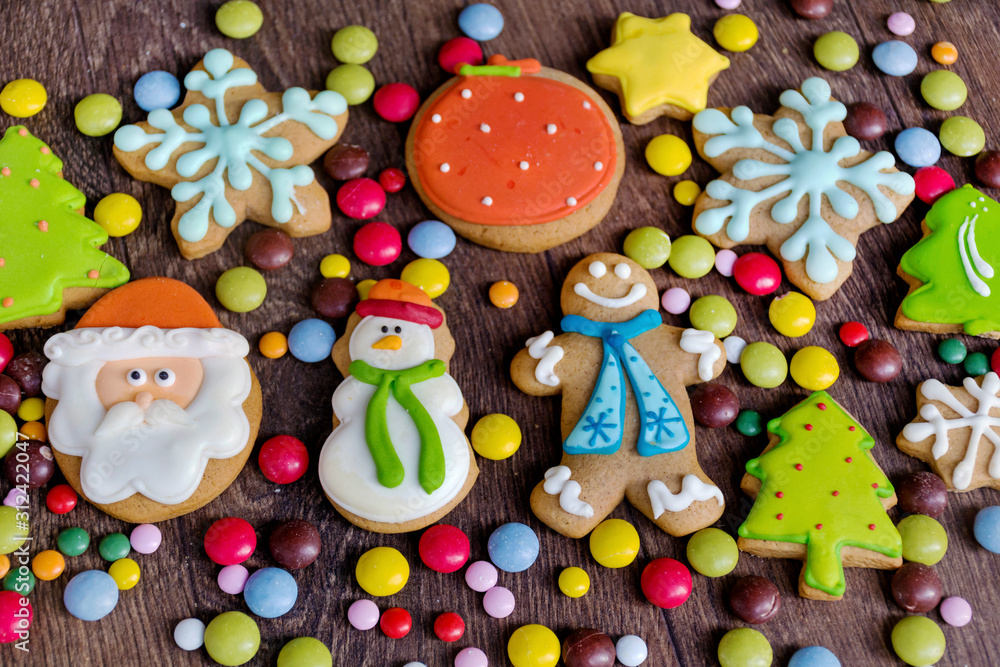 Obraz premium Christmas Gingerbread Man Cookies on a Wooden Background .Christmas Food