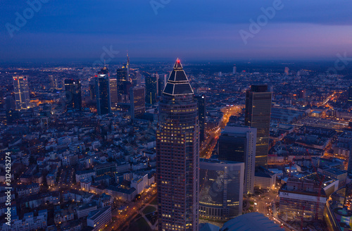 Frankfurter Messeturm bei Nacht