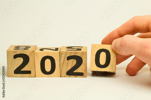 Das Jahr 2020 mit Würfeln aus Holz dargestellt, Neujahr, Silvester, Neues Jahr, Jahreswechsel