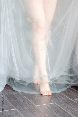 bride in white tulle dress