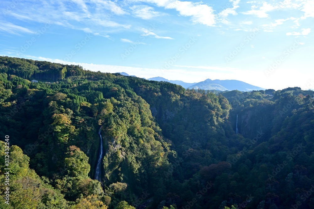 Obraz premium 巨大な吊り橋から見る秋の情景@大分