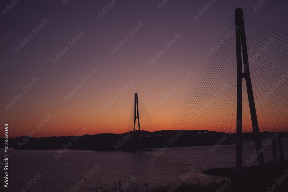 Obraz premium Sea landscape with a view of the Russian bridge at sunset.