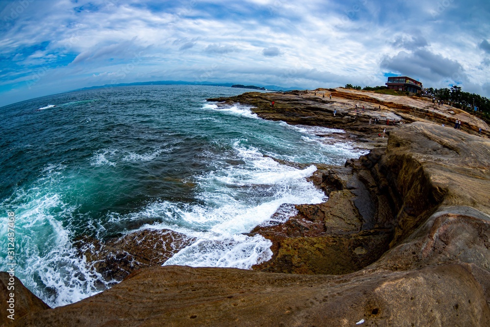 Obraz premium waves crashing on rocks