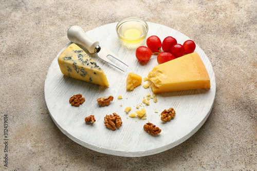 Gourmet cheese board with b...