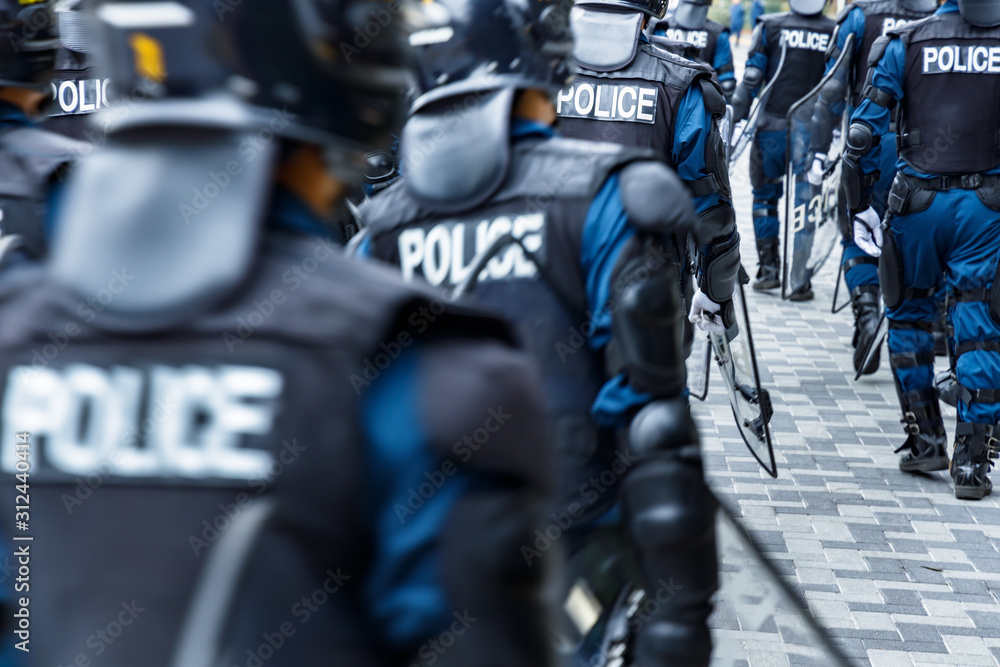 街の平和を守る警察の機動隊 Stock 写真 Adobe Stock