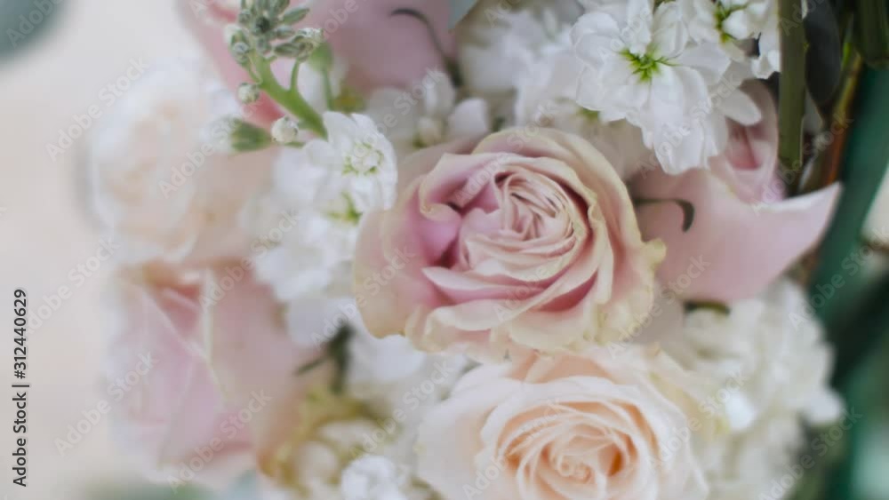 Pink Roses in Wedding Flower Arrangement Pink Roses in Wedding Flower Arrangement