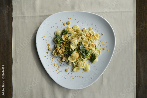 Bild auf Leinwand piatto di orecchiette con le cime di rapa