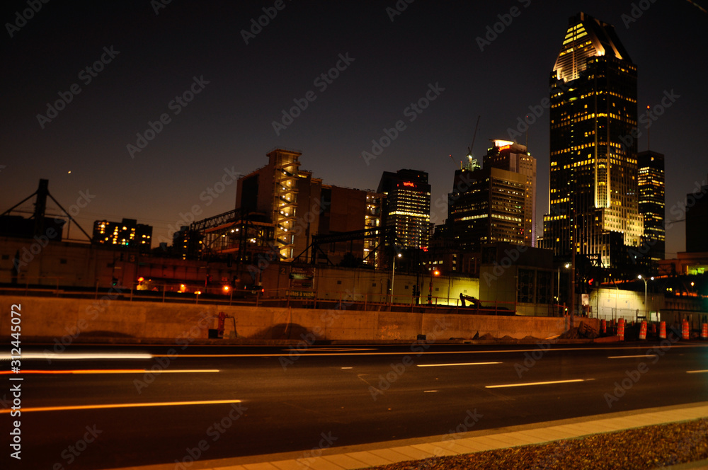 Naklejka premium traffic in the city at night