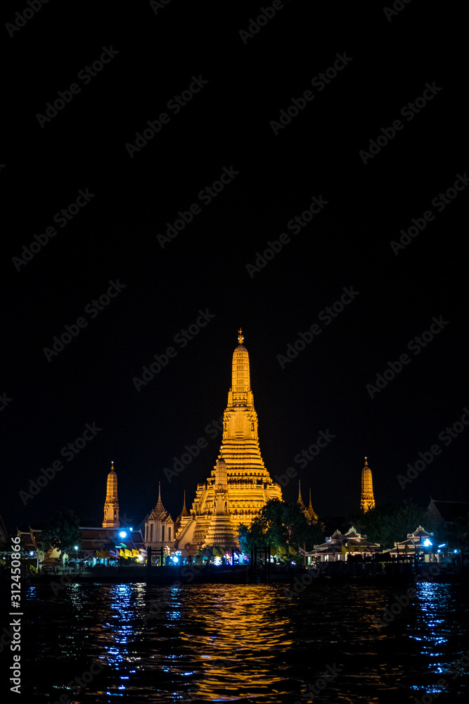 Naklejka premium Night Scene at Wat Arun (Sunrise temple)