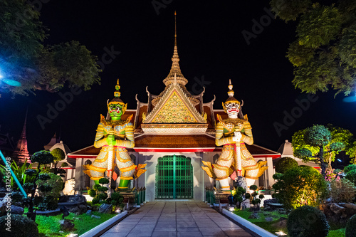 Night Scene at Wat Arun (Sunrise temple) © Klanarong Chitmung