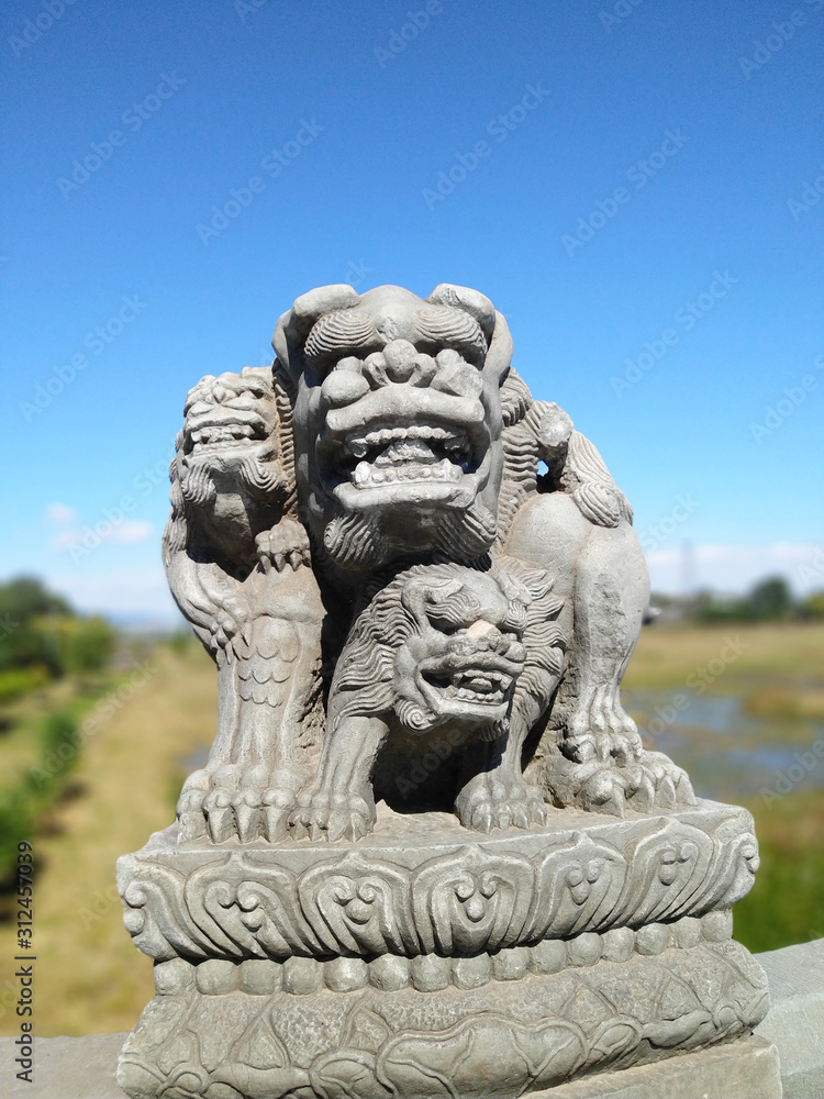 Weeping willows and stone lions at Lugou Bridge