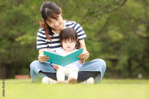 本を読む親子
