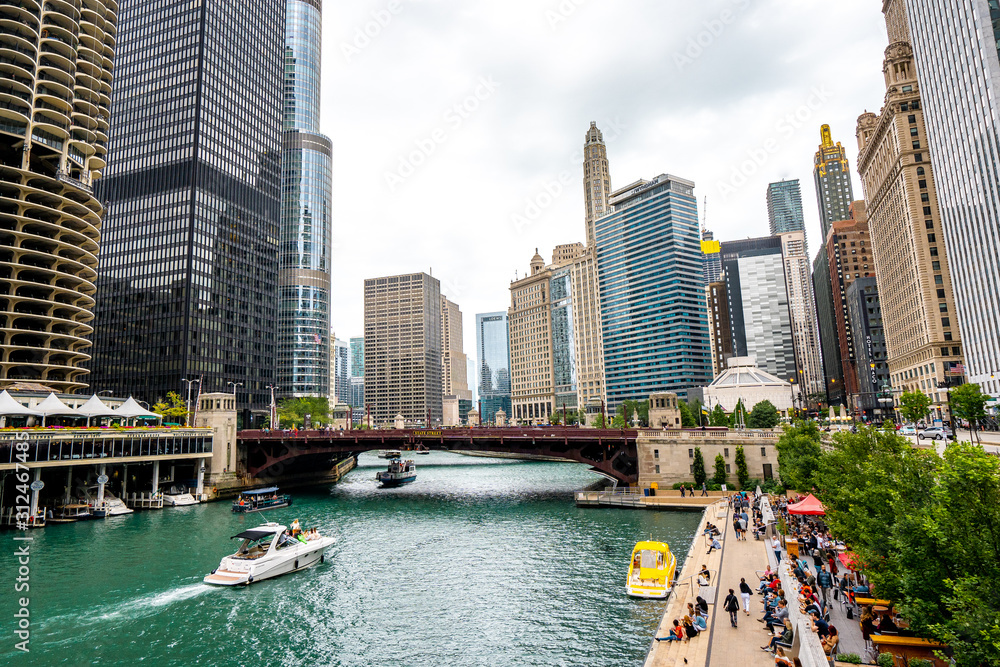 Naklejka premium Chicago River Walk to jedno z miejsc, które musisz odwiedzić w Chicago, Illinois, Stany Zjednoczone Ameryki