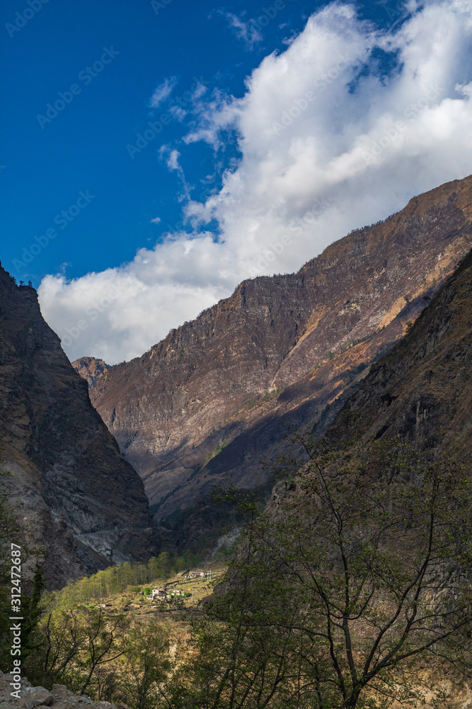 Fototapeta premium A WAY TO MUKTHINATH