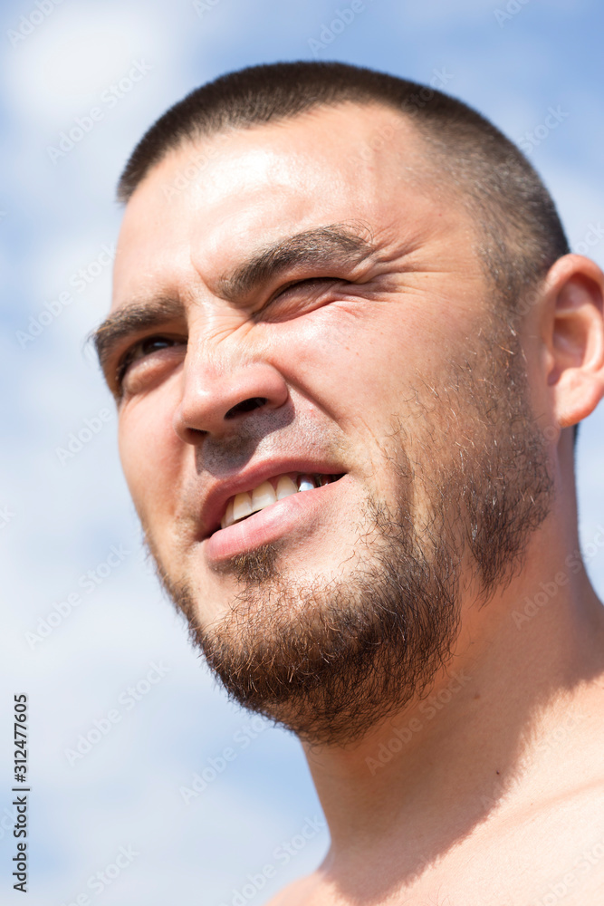 Obraz premium Face with a beard against the sky