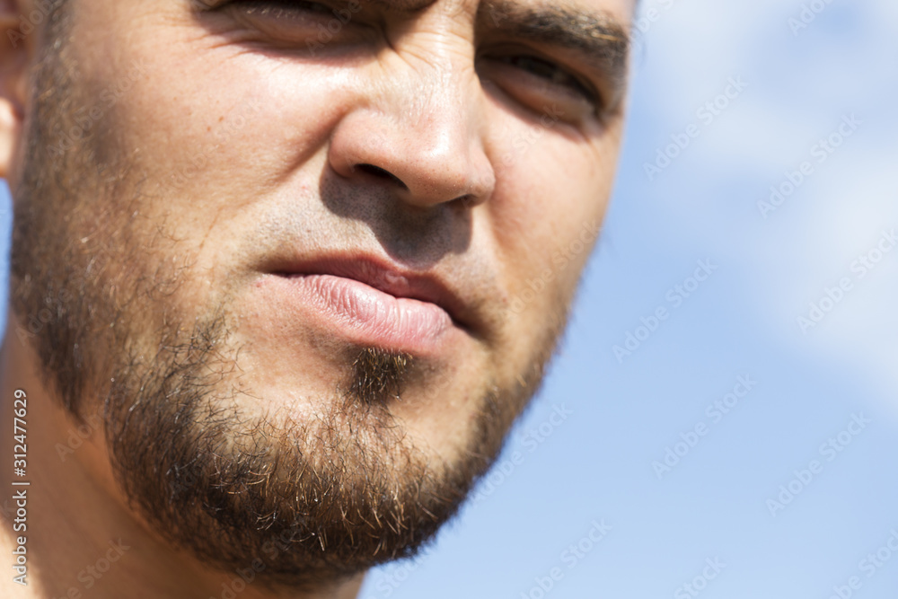 Obraz premium Face with a beard against the sky
