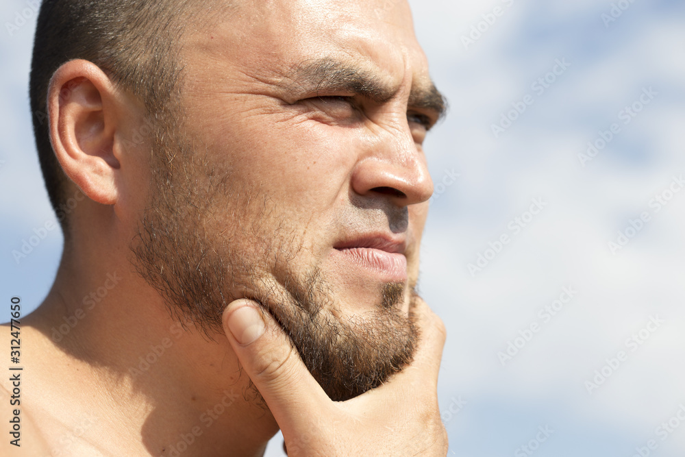 Obraz premium Face with a beard against the sky