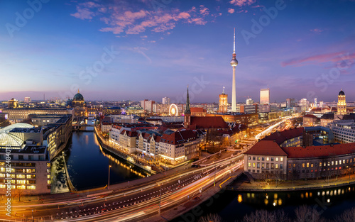 Panorama der beleuchteten Skyline von Berlin, Deutschland, mit dem Fluss Spree, Berliner Dom und Alexanderplatz am Abend