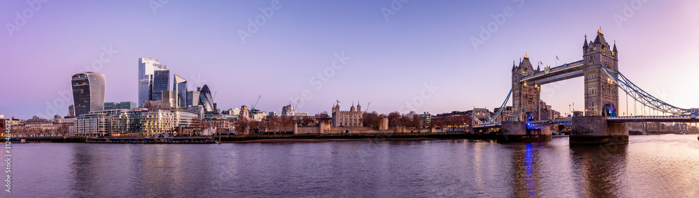 Die Skyline von London am Morgen vor Sonnenaufgang: von der Tower Brücke bis zu den Wolkenkratzern der City, Großbritannien