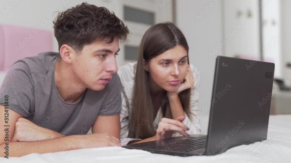 boyfriend and girlfriend make choices on the internet and argue for choice boyfriend and girlfriend make choices on the internet and argue for choice