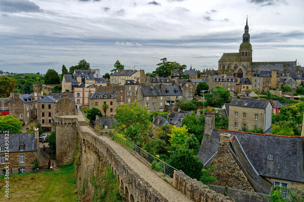 Ville de Dinan, les remparts, la cathédrale,  Côtes-d’Armor, Bretagne, France