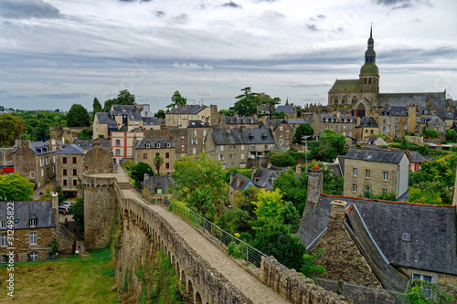 Ville de Dinan  les remparts  la cath  drale   C  tes-d   Armor  Bretagne  France