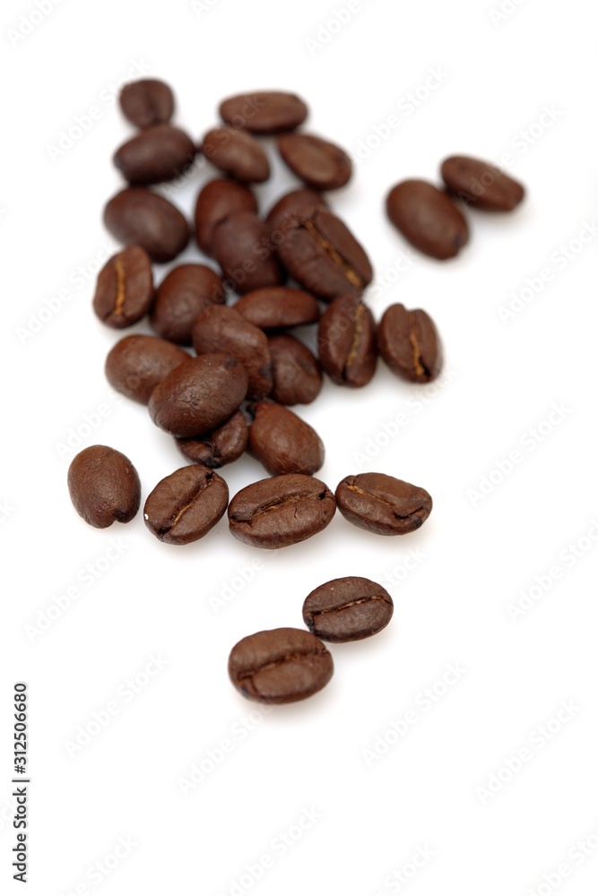 Obraz premium Coffee grains on white background