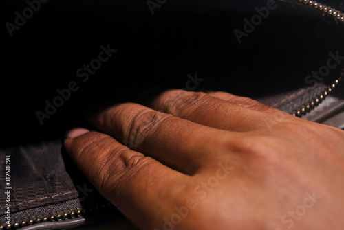 Foto The thieves pickpocket money bags.Asian male hands.