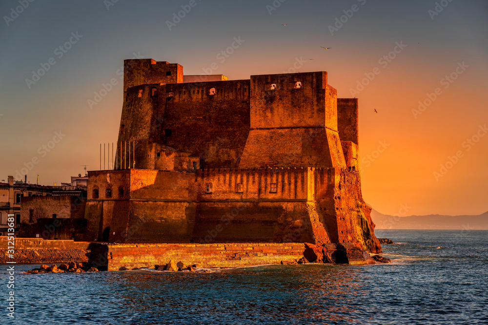 Sonnenuntergang in Neapel: Die Burg 'Castel dell'Ovo' im Abendlicht