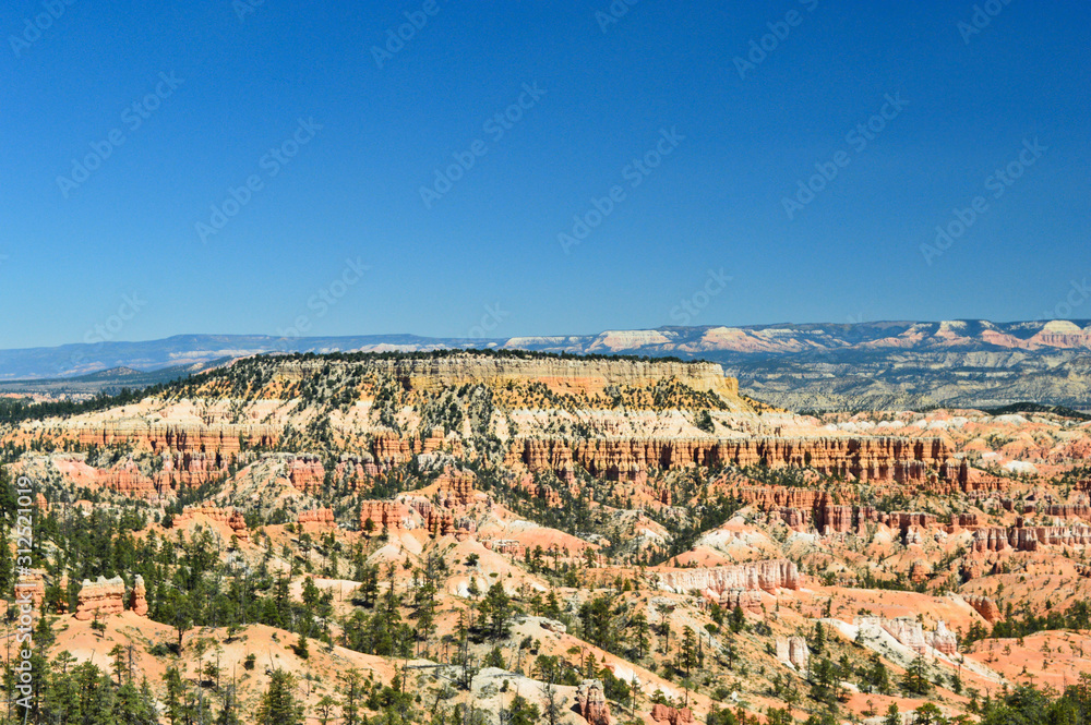 Extraordinary views, mountains and landscapes in the Bryce Canyon national park, Utah